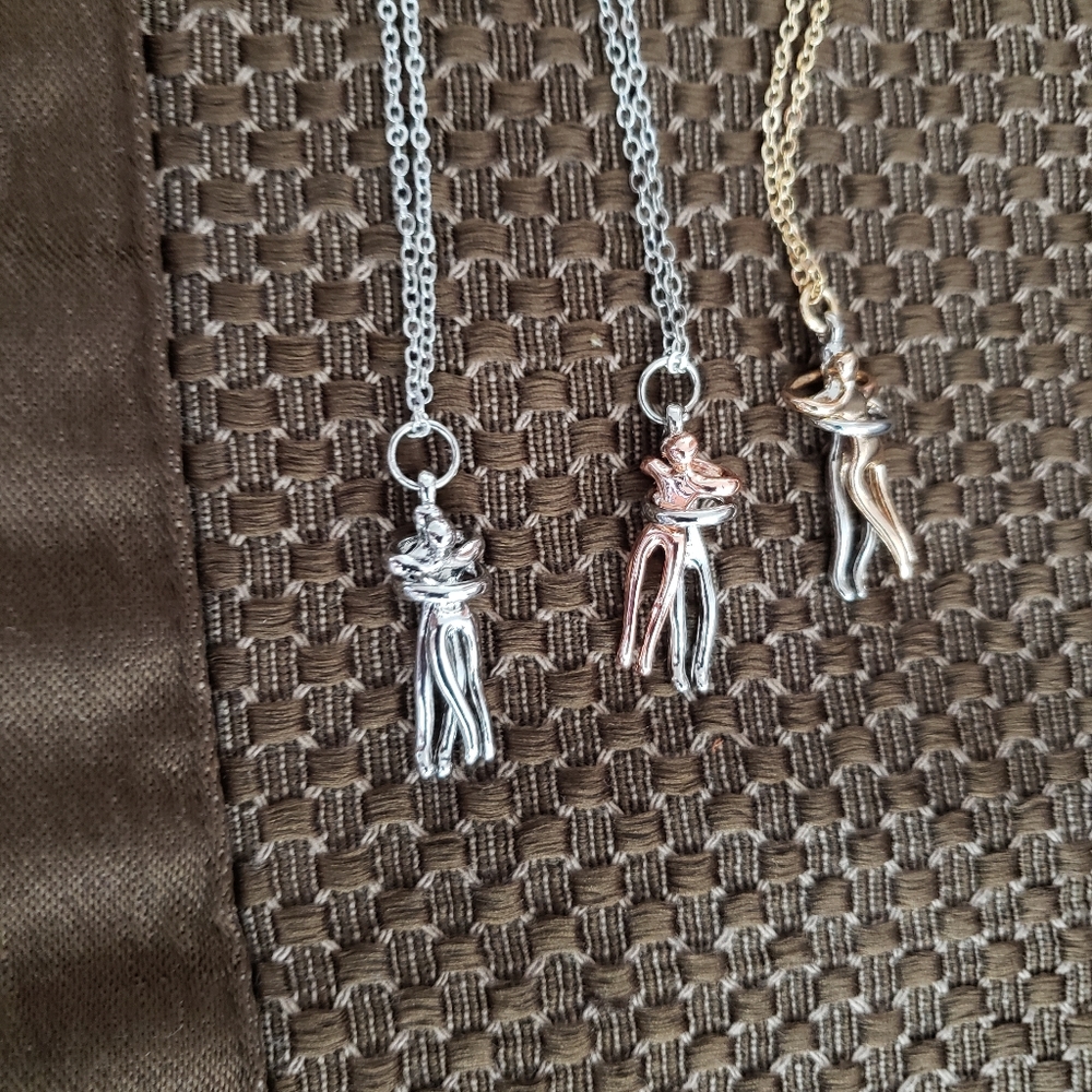 Hug Necklace in 3 different colors. Please specify .